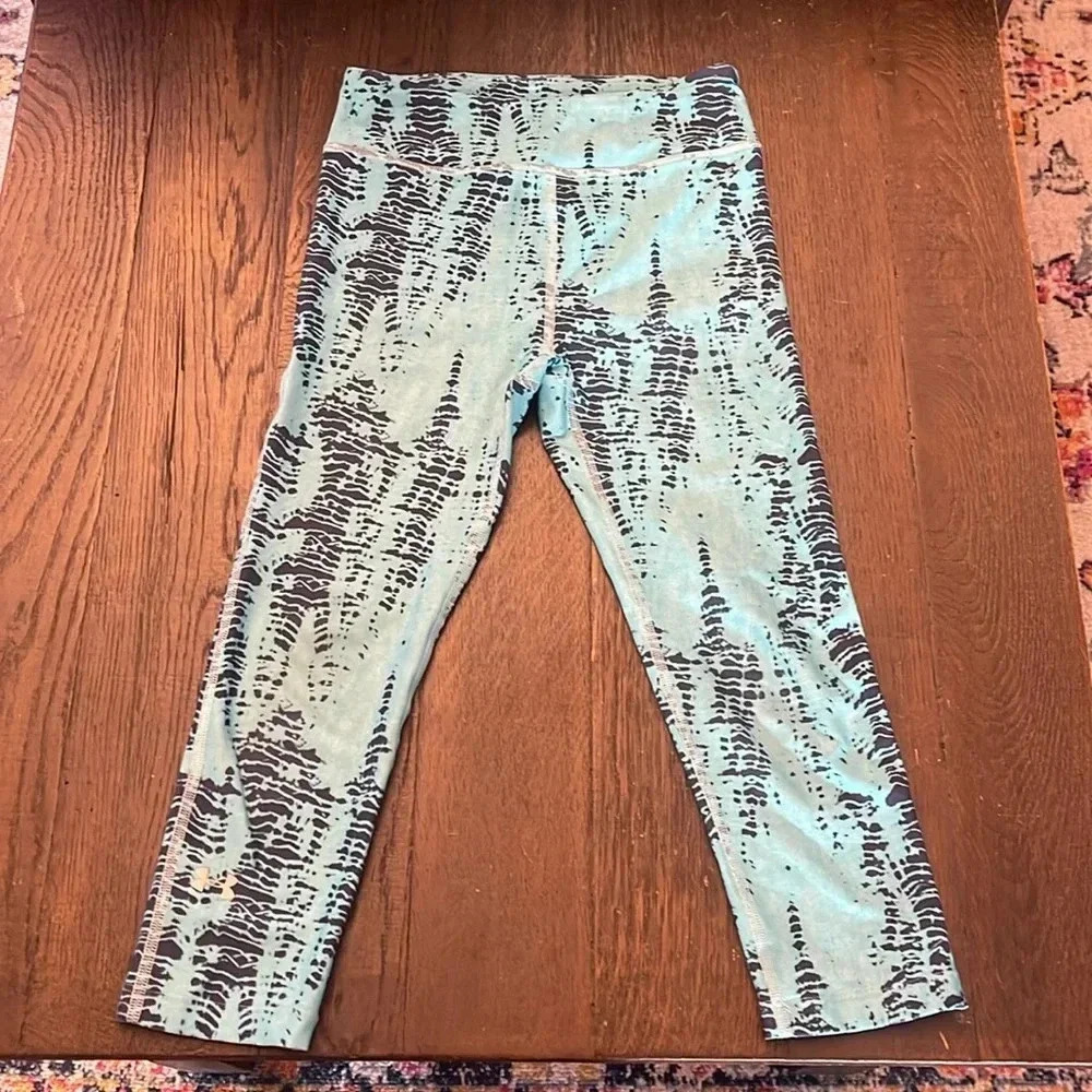 Under Armour compression heat gear blue tie die design capris size XS